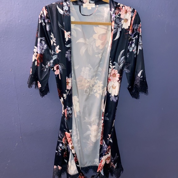 LeRose Robe - Picture 4 of 8